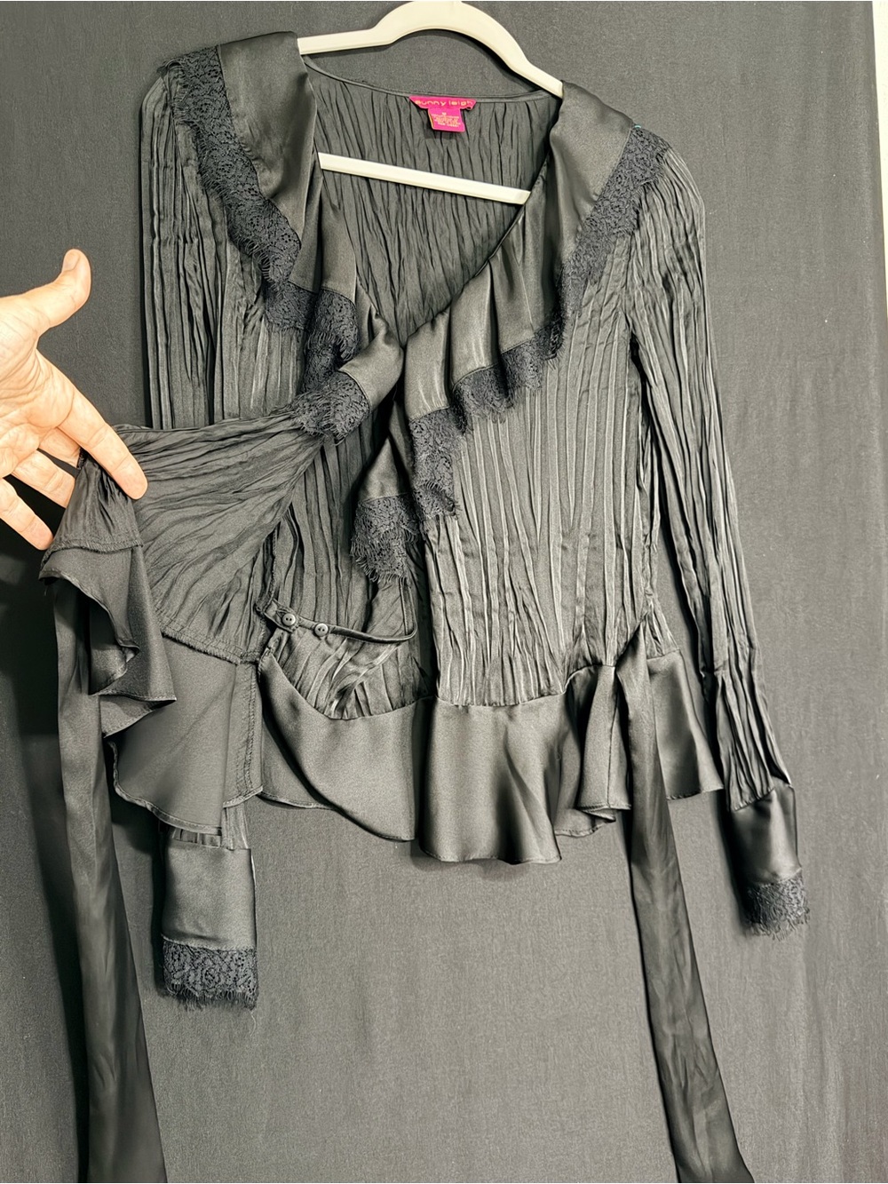 Sunny Leigh M Black Satin-Lace Wrap Blouse Ruffle collar Wrinkle pleated texture - Picture 3 of 14